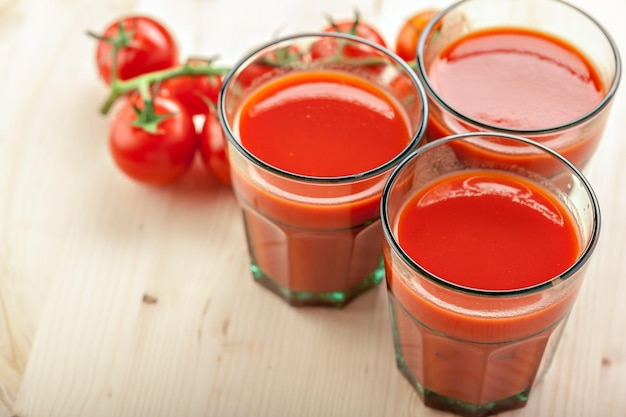 Jugo de tomate y tomates frescos