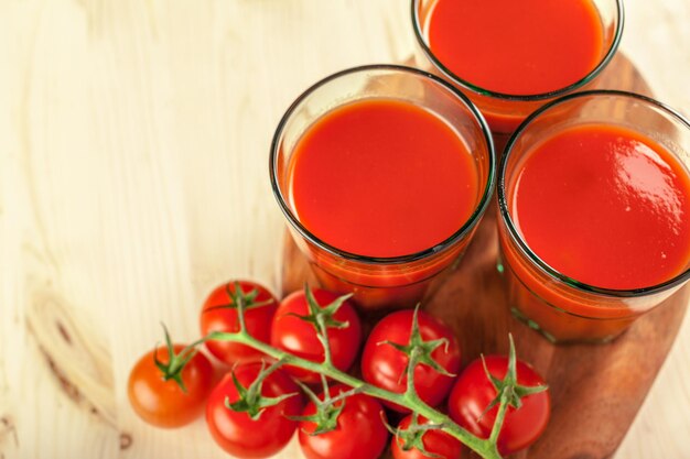 Jugo de tomate y tomates frescos