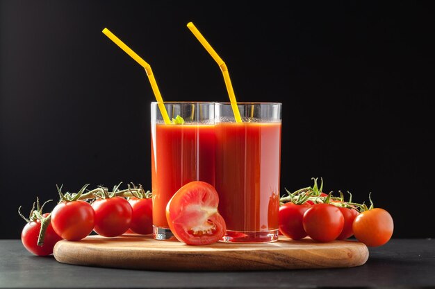 Jugo de tomate con tomates