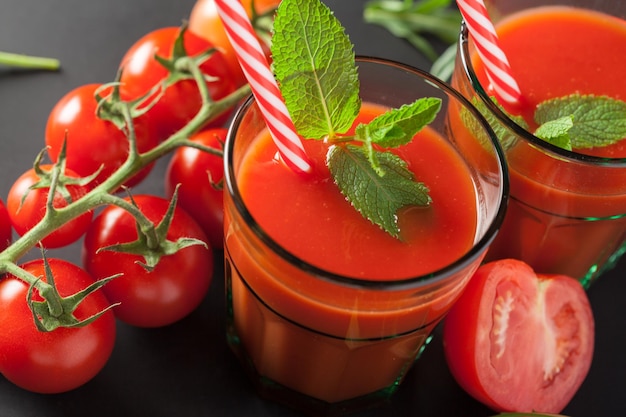 Jugo de tomate con tomates