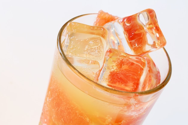 Jugo de toronja con hielo