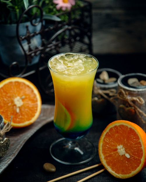 Foto gratuita jugo tropical con hielo picado