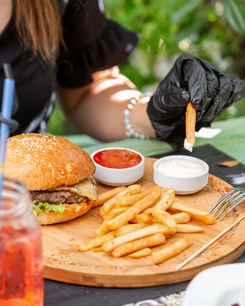 jugosa hamburguesa con papas fritas ketchup y mayonesa