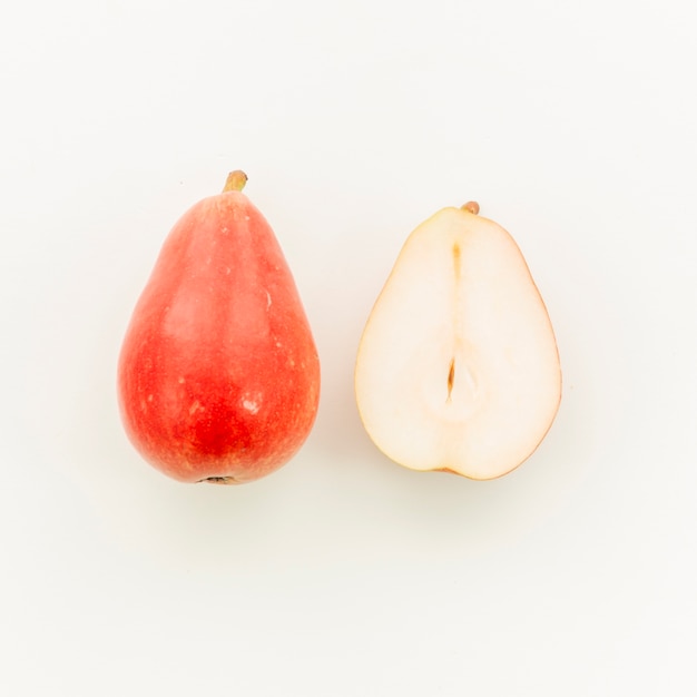 Jugosa pera roja y corte en media pera.