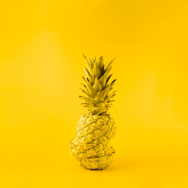 Foto gratuita jugosa piña sobre fondo amarillo