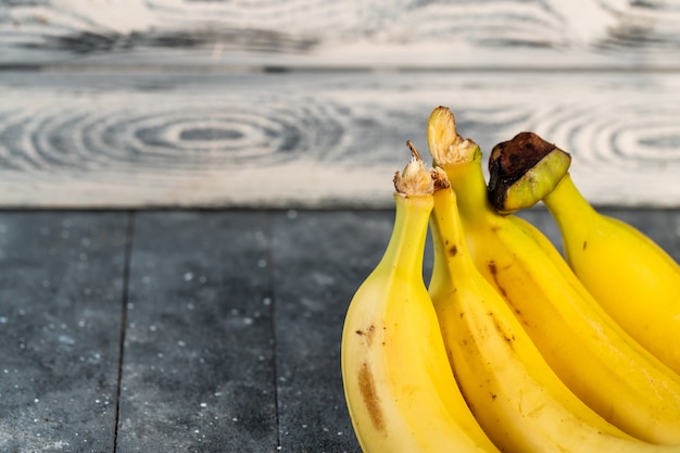 Jugosas bananas en una mesa de madera