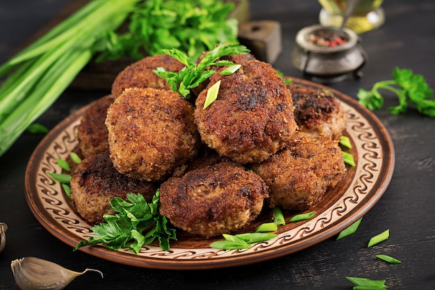 Jugosas chuletas de carne deliciosa en una mesa oscura. Cocina rusa.