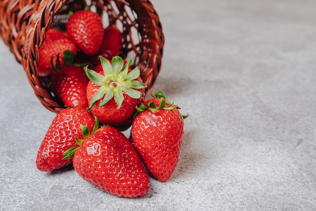 Jugosas fresas sobre un fondo de hormigón