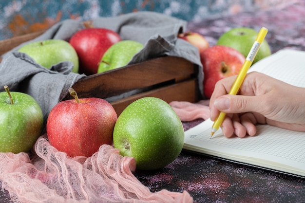 Foto gratuita jugosas manzanas en una bandeja de madera rústica