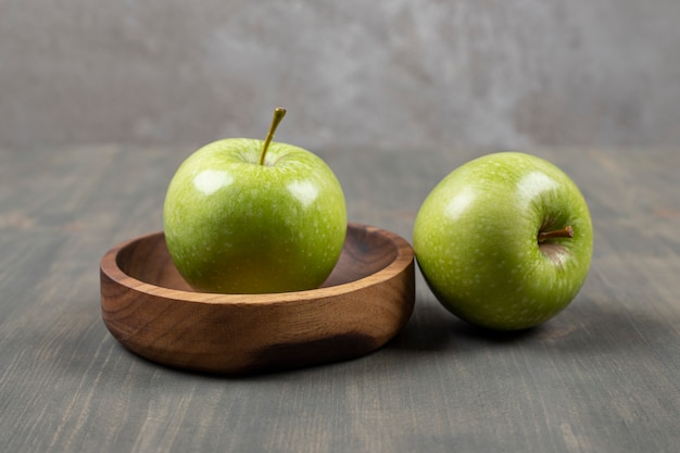 Jugosas manzanas en una tabla para cortar madera
