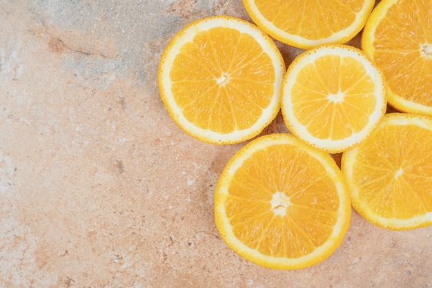 Jugosas rodajas de naranja sobre fondo de mármol. Foto de alta calidad