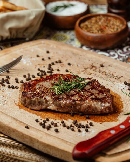 Jugoso bistec con romero y pimienta negra