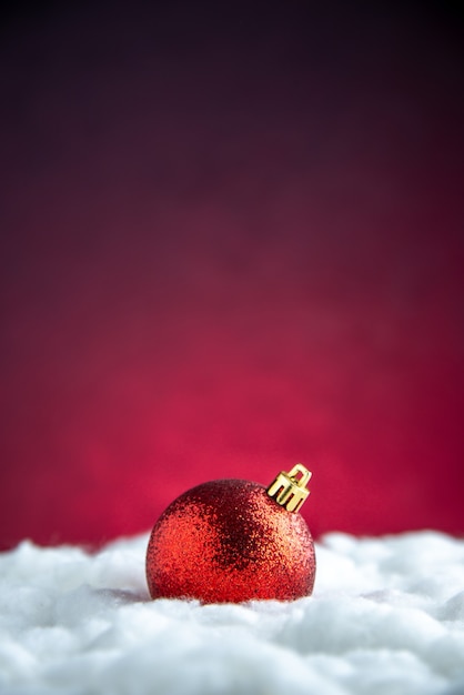 Juguete del árbol de Navidad rojo de la vista superior en el espacio libre de la tabla aislada roja