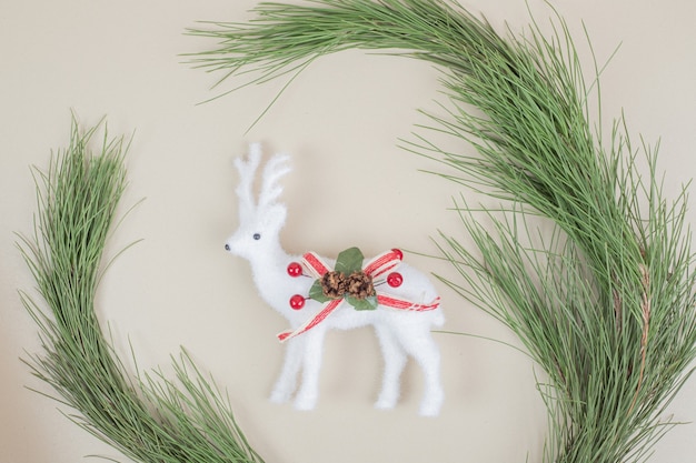 Foto gratuita juguete de ciervo navideño con brunch de árbol de navidad