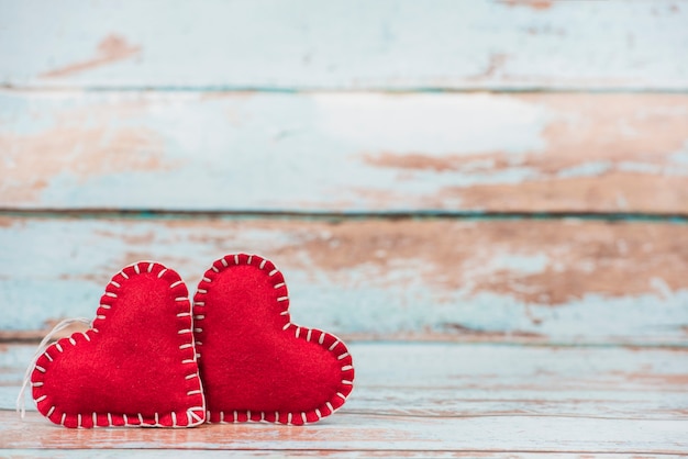 Juguete de corazones en mesa de madera.