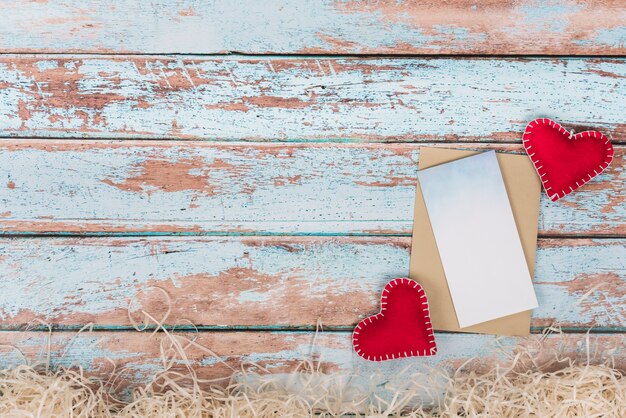 Juguete de corazones con papel sobre tabla.