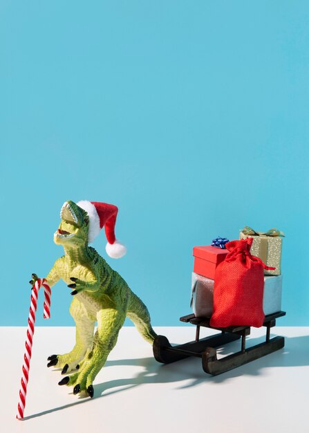 Juguete de dinosaurio con trineo de madera