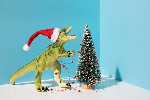 Juguete Dinousaur cerca del árbol de Navidad