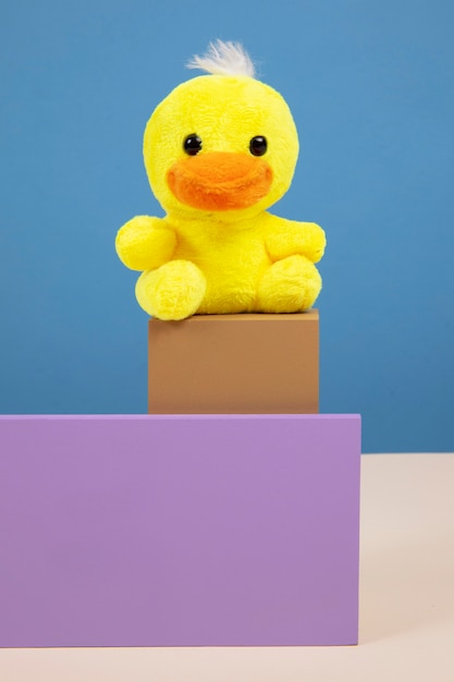 Foto gratuita juguete de pato lindo y esponjoso