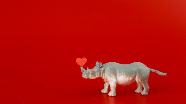 Juguete de rinoceronte gris con corazón.