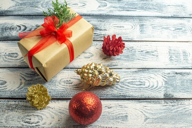 Juguetes de árbol de Navidad de regalo pequeño vista superior sobre fondo de madera espacio libre