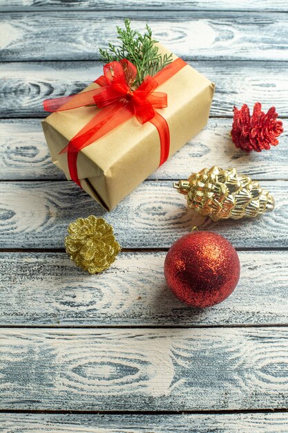 Juguetes de árbol de Navidad de regalo pequeño vista superior sobre fondo de madera