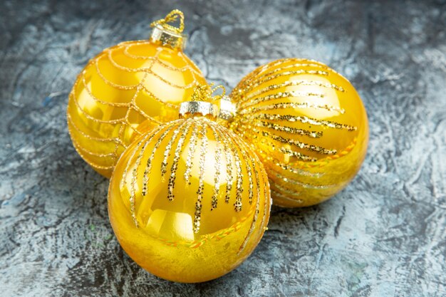 Juguetes del árbol de navidad de la vista frontal en año nuevo gris