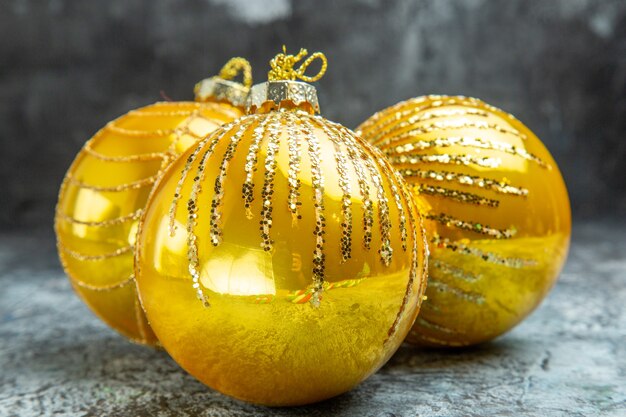 Juguetes del árbol de navidad de la vista frontal en año nuevo oscuro