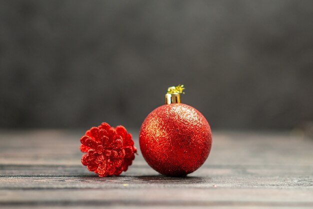 Juguetes de árbol de Navidad de vista frontal sobre fondo oscuro aislado espacio libre