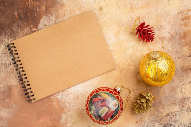 Foto gratuita juguetes de árbol de navidad de vista superior con bloc de notas sobre fondo claro