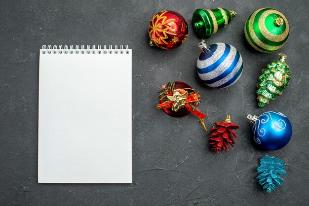 Juguetes de árbol de Navidad de vista superior y cuaderno en blanco