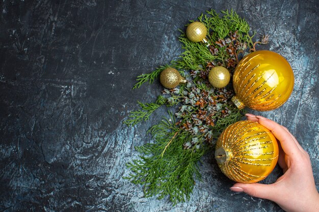 Juguetes de árbol de Navidad de vista superior en el fondo claro-oscuro