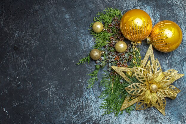 Juguetes de árbol de Navidad de vista superior en el fondo claro-oscuro