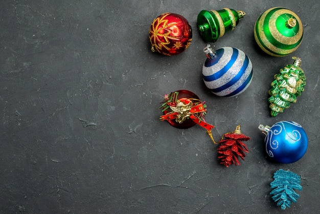 Juguetes de árbol de Navidad de vista superior en fondo oscuro