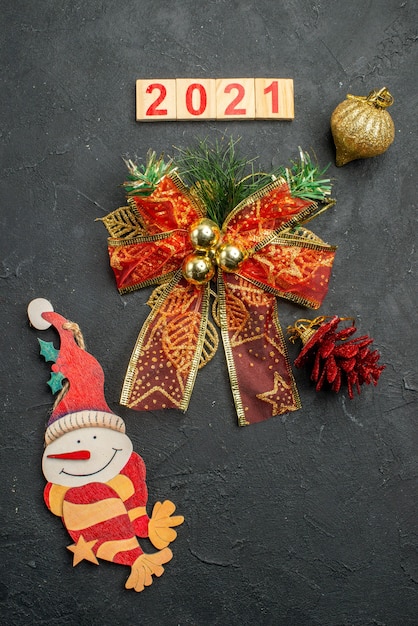 Foto gratuita juguetes de árbol de navidad de vista superior con lazo y detalles lindos