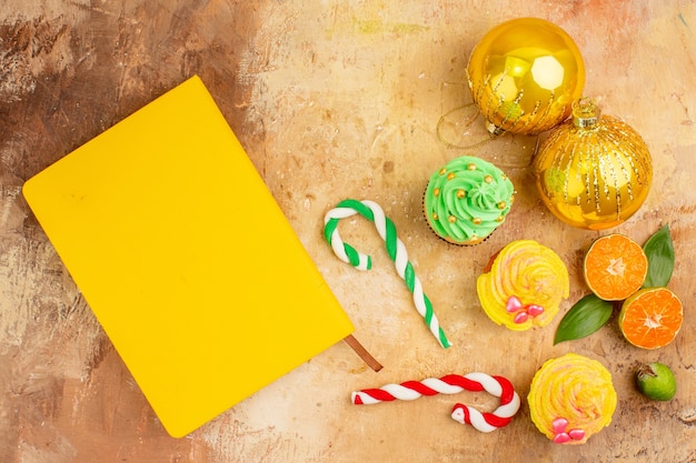 Juguetes de árbol de Navidad de vista superior con tortas