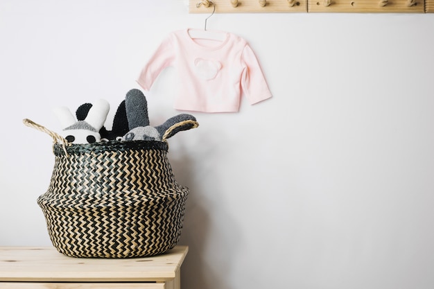 Juguetes en canasta y camiseta de bebe