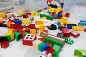 Foto gratuita juguetes coloridos de alto ángulo en el piso