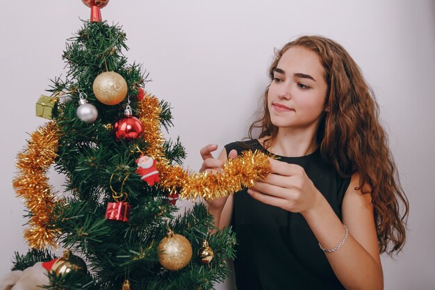 juguetes de estilo de vida en el interior del árbol solo