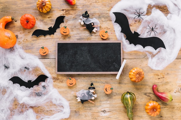 Foto gratuita juguetes de halloween y decoración con pizarra