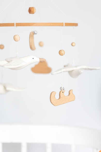 Foto gratuita juguetes hechos a mano para niños sobre la cuna recién nacida