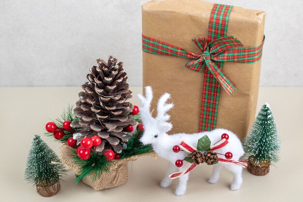 Juguetes de Navidad con caja de papel sobre superficie blanca