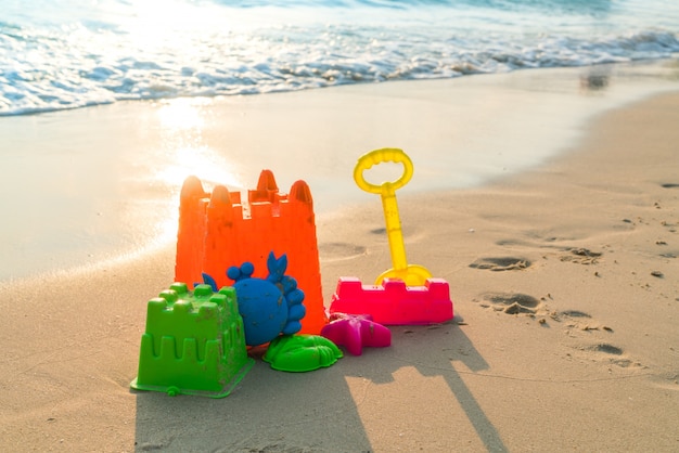 juguetes de playa en la playa del mar