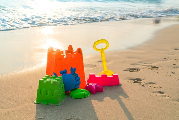 juguetes de playa en la playa del mar