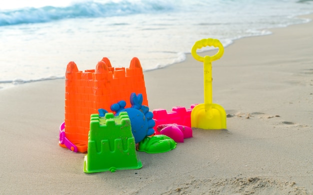 juguetes de playa en la playa del mar