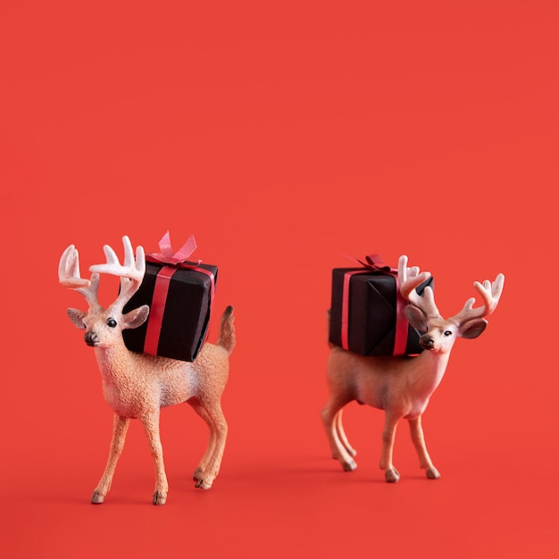 Juguetes de renos con cajas de regalo.