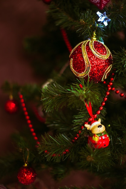 Juguetes rojos cuelgan de un árbol de Navidad