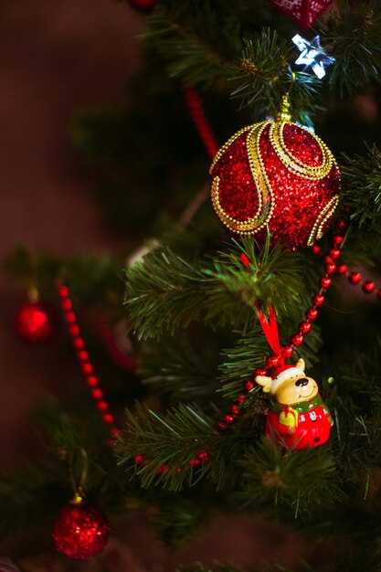 Juguetes rojos cuelgan de un árbol de Navidad