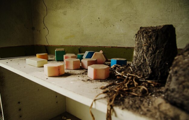 Juguetes soviéticos de cubos polvorientos en el área del desastre nuclear de Chernobyl