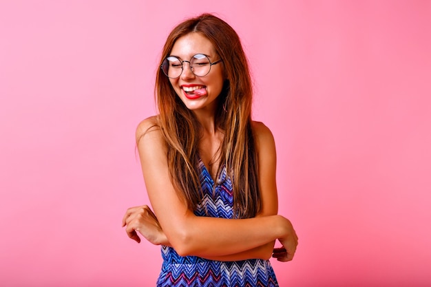 Juguetón bastante morena hipster mujer divirtiéndose y mostrando la lengua